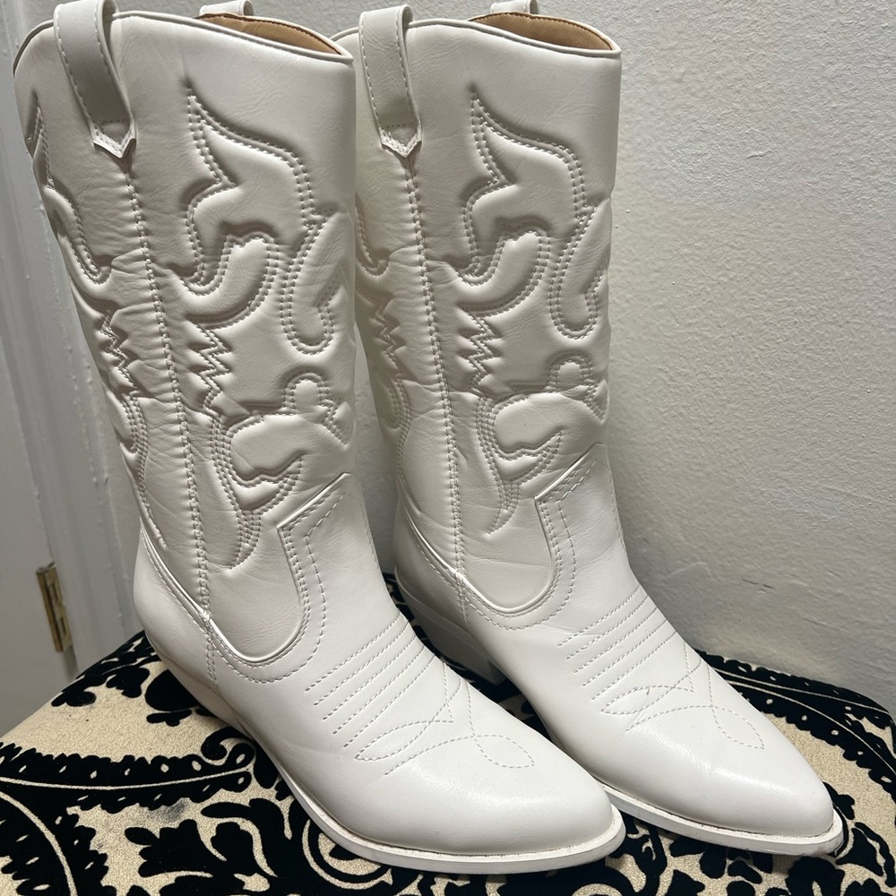 Soda Reno Women’s White Cowboy Boots